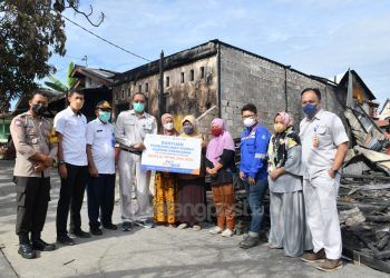 Pupuk Kaltim Proaktif Salurkan Bantuan Rp 108,5 Juta bagi Korban Kebakaran Loktuan