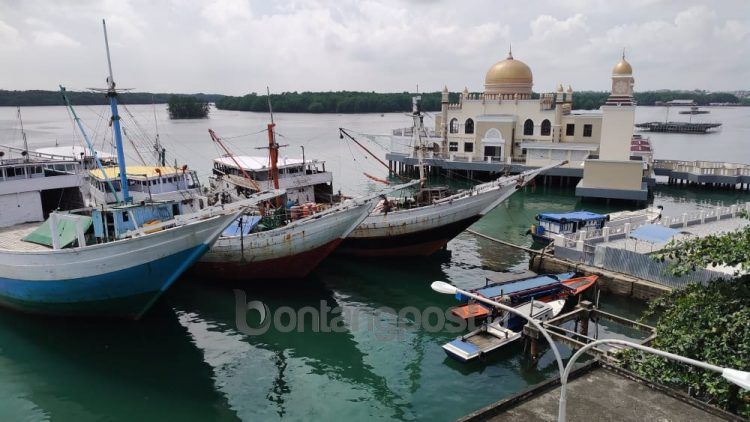 Untuk mengantisipasi masjid tertabrak kapal, pagar pembatas bakal dibangun mengelilingi masjid terapung Selambai Loktuan (Nasrullah/bontangpost.id)