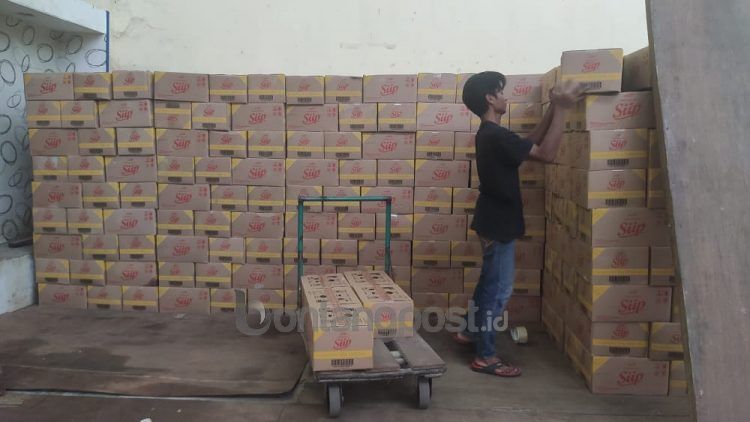 Oknum di tingkat distributor diduga melakukan penyelewangan penyaluran minyak goreng, sehingga tidak tepat sasaran. (Nasrullah/bontangpost.id)