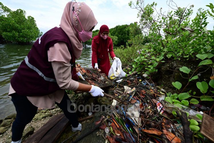 Aksi bersih-bersih sampah yang dilakukan Badak LNG di Pantai Galau, Tanjung Laut Indah.