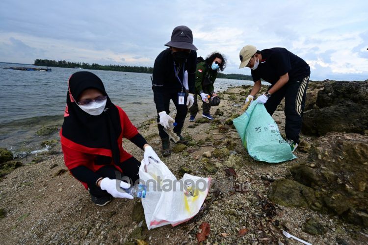 Aksi bersih-bersih sampah yang dilakukan Badak LNG di Pantai Galau, Tanjung Laut Indah.
