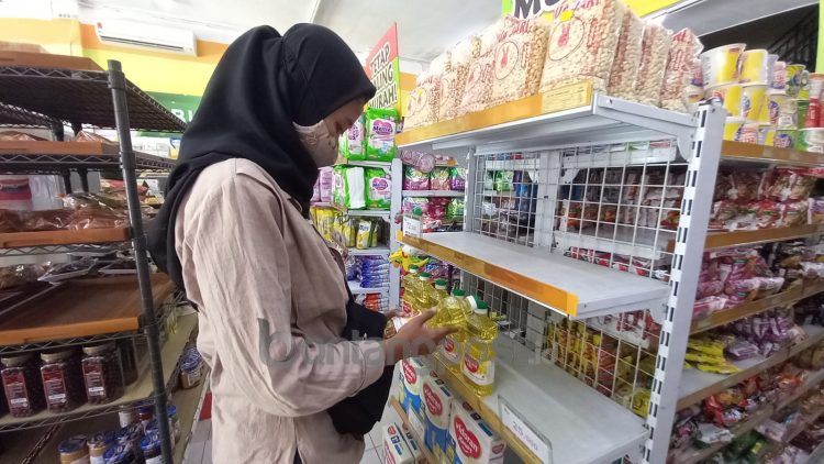 Minyak goreng kemasan di sejumlah toko ritel masih kosong. (Nasrullah/bontangpost.id)