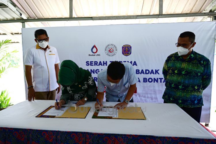 Badak LNG menyerahkan tanah Lapangan HOP 1 ke Pemerintah Kota Bontang