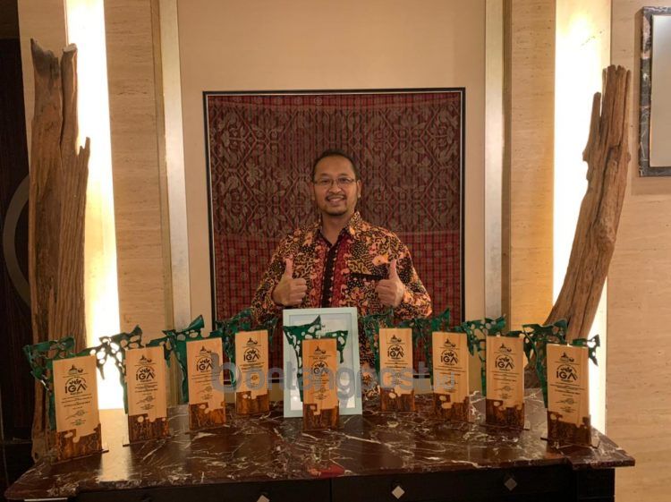Penghargaan diterima SVP Sekretaris Perusahaan PKT Teguh Ismartono, dari Chairman The La Tofi School of CSR, La Tofi.
