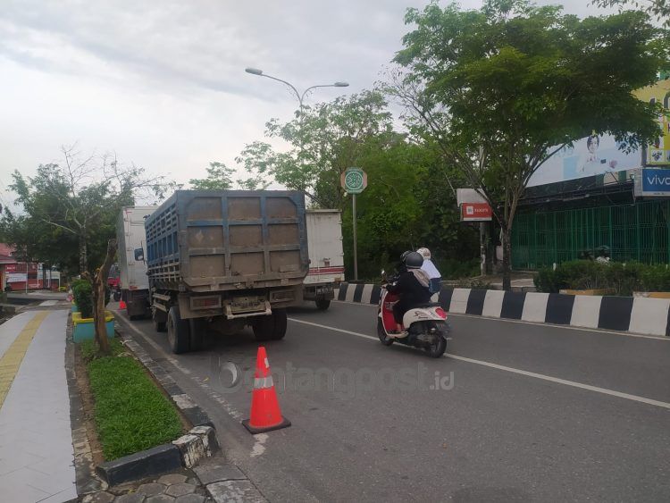 Antrean truk solar di sekitar SPBU Tanjung Laut mendapat sorotan dari warga sekitar, karena dianggap bisa mengakibatkan kecelakaan.