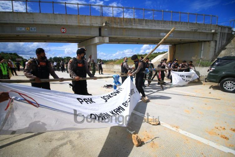 Blokade Jalan Tol Balikpapan-Samarinda, KM 6, Manggar, akhirnya dibuka, Rabu (2/3) siang. Warga RT 37 legawa dengan opsi perdamaian, namun mereka menuntut bagian yang lebih besar.