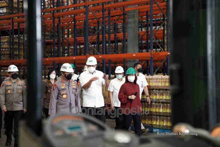 Mendag Muhammad Lutfi ketika melakukan peninjauan pabrik minyak goreng di kawasan Marunda, Jakarta Utara bersama Kapolri Jenderal Listyo Sigit Prabowo.