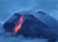 Erupsi Gunung Merapi beberapa waktu lalu. Merapi kembali erupsi pada Rabu (9/3) malam dengan guguran awan panas sejauh 5 km. (Foto: Antara Foto/Andreas Fitri Atmoko)