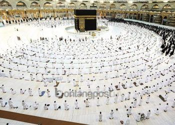 Jemaah melaksanakan salat di Masjidilharam, Makkah, dengan menjaga jarak. (AFP)
