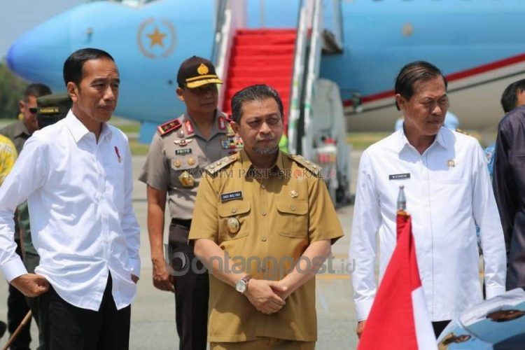Wagub Hadi Mulyadi (tengah) saat menyambut Presiden Joko Widodo, beberapa waktu lalu.
