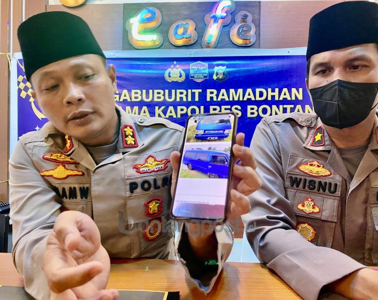 Kapolres (kiri) menunjukkan foto barang bukti mobil yang disita dari tersangka (Yulianti Basri/bontangpost.id)