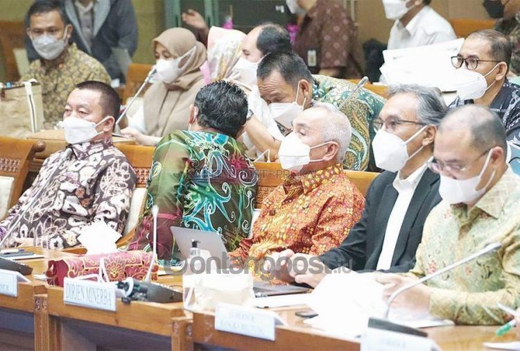 Isran Noor (tiga kanan) saat memenuhi undangan rapat dengar pendapat Komisi VII DPR RI dengan Dirjen Minerba Kementerian ESDM, Jakarta, 11 April 2022.