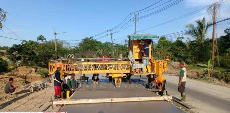Jalan poros Samarinda-Bontang yang diperbaiki bertahap.