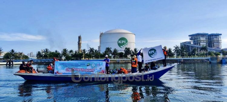 PT Kaltim Parna Industri mengakhiri rangkaian Safari Ramadan dengan mengadakan program Charity Day to Gusung