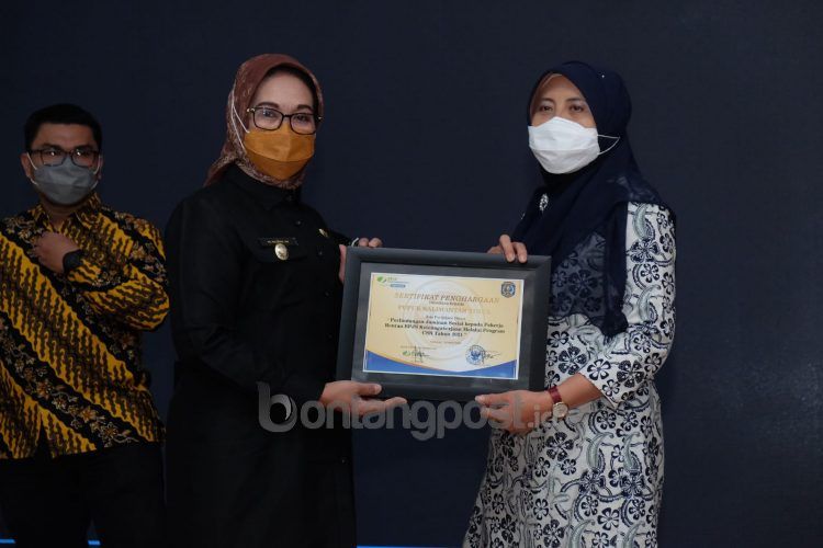 Wawali Bontang Najirah memberikan penghargaan yang diterima SVP SDM PKT Endang Murtiningsih (kanan)