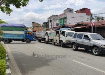 Perjuangan Sopir Truk Bontang Mendapatkan Solar; Antre Sejak Subuh, Minta Tambahan Kuota