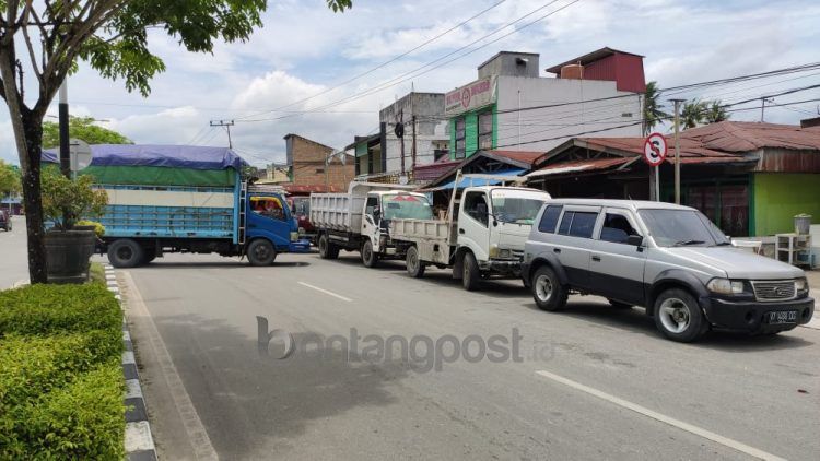 Antrean truk di SPBU Tanjung Laut (Nasrullah/bontangpost.id)