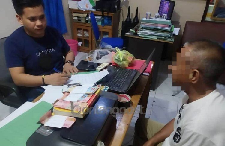 Salah satu tersangka saat diinterogasi polisi