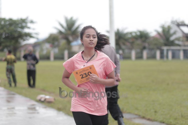 Calon peserta Paskibraka Bontang saat mengikuti tes ketahanan fisik (Dispopar Bontang)
