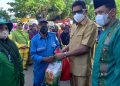 Wali Kota serahkan bantuan paket sembako ke petugas kebersihan (Lutfi Rahmatunnisa'/bontangpost.id)