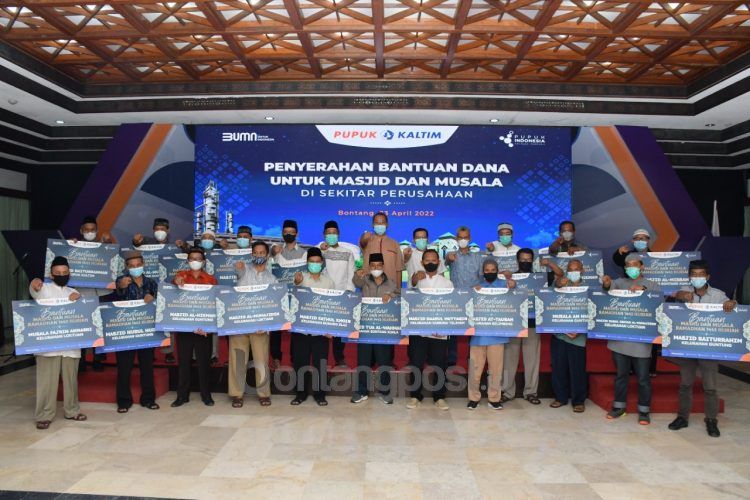 PKT salurkan bantuan pembangunan dan operasional bagi 16 masjid dan 3 musala di sekitar perusahaan.