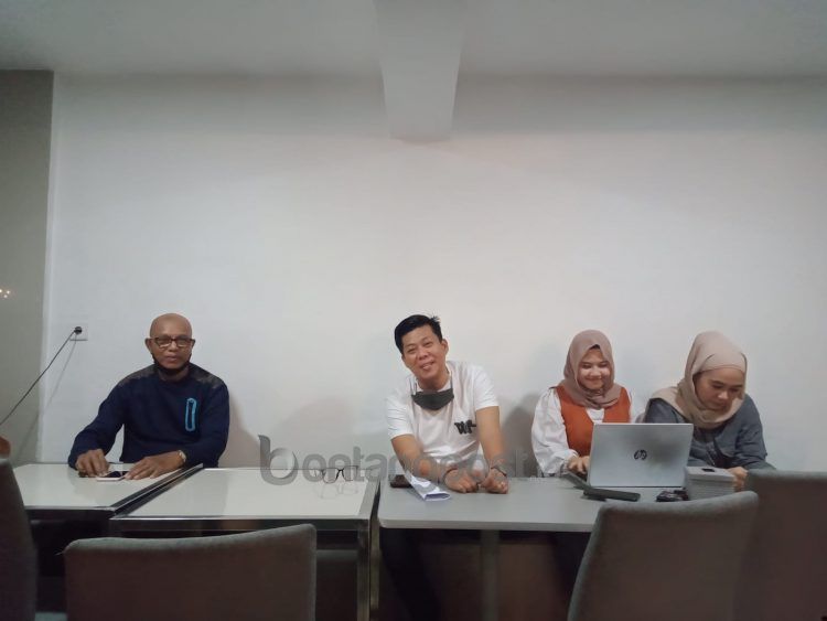 Direktur PT Timorano Putra Mandiri Febri Patompo (dua dari kanan) saat menggelar konferensi pers (ist)