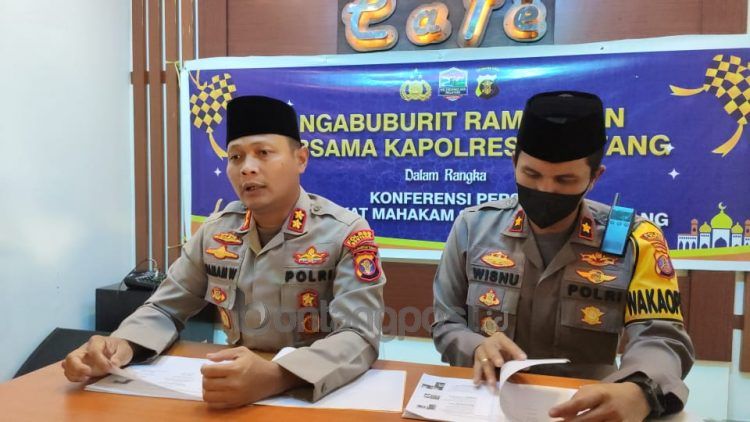 Kapolres Bontang (kiri) saat memaparkan kasus yang ditangani selama Operasi Pekat 2022 (Nasrullah/bontangpost.id)
