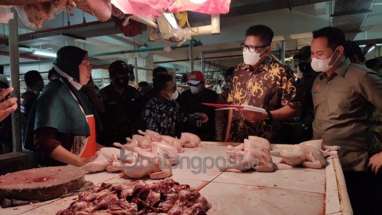 Wali Kota Bontang lakukan monitoring pasokan dan harga pangan di Pasar Tamrin (Nasrullah/bontangpost.id)