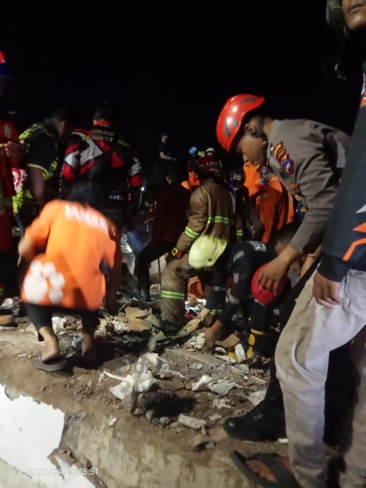 Proses evakuasi korban reruntuhan bangunan