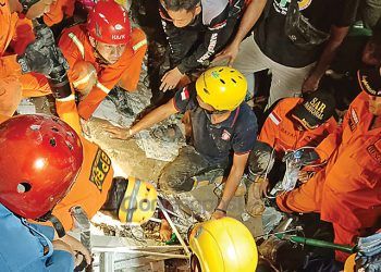 Korban Alfamart Ambruk Bertahan Belasan Jam di Antara Reruntuhan