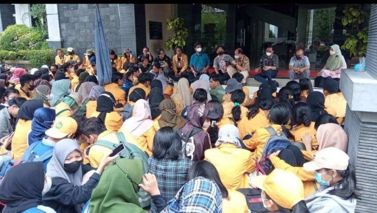 Ratusan mahasiswa Unmul berdemo di Rektorat.