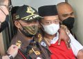 Herry Wirawan digiring petugas setelah menjalani sidang lanjutan di Pengadilan Negeri Kota Bandung. (TAOFIK ACHMAD HIDAYAT/RADAR BANDUNG)