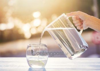 Ilustrasi minum air putih (Medical News Today)