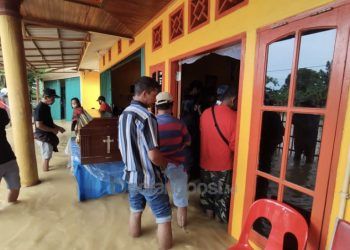 Jenazah Terperangkap Banjir, Pemakaman Tunggu Air Surut
