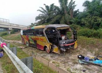Pecah Ban, Bus Alami Kecelakaan di Tol Balsam