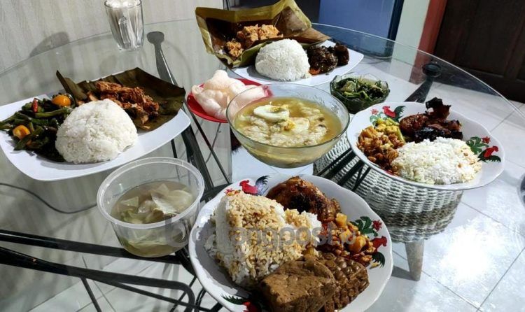 Menu paket lengkap di sejumlah warung di Bontang, dengan harga berada di kisaran Rp 20 ribu (Nasrullah/bontangpost.id)