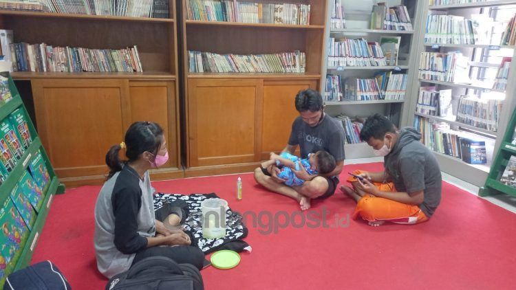 Satu KK di Gunung Elai pilih mengungsi di perpustakaan kelurahan (Lutfi Rahmatunnisa'/bontangpost.id)