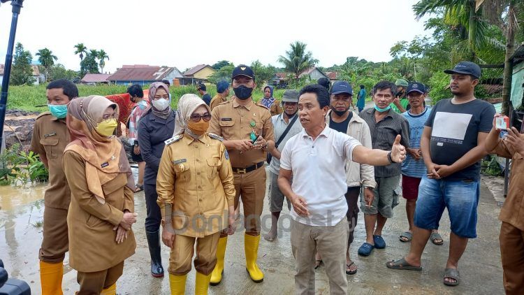 Wawali Najirah saat meninjau lokasi banjir di Gunung Telihan (Lutfi Rahmatunnisa'/bontangpost.id)