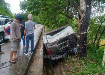 Kecelakaan Tunggal di Jalan Cipto Mangunkusumo, Mobil Terjungkal ke Parit