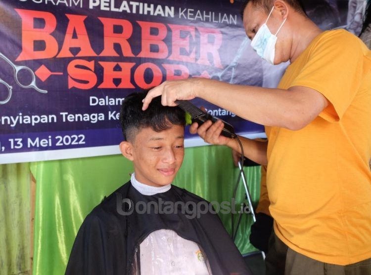 PKT gelar bakti sosial pemotongan rambut gratis bagi 50 anak Rumah Yatim Fauzan Fauzi Kelurahan Berbas Pantai