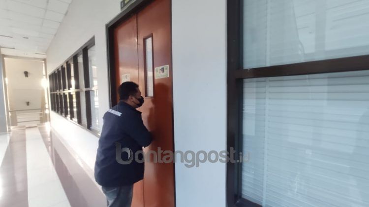 Awak media tidak diperkenankan meliput jalannya rapat kerja Komisi II dan OPD terkait evaluasi Perwali Perjalanan Dinas. (Nasrullah/bontangpost.id)