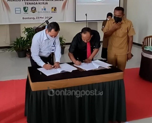 Kepala SMK Putra Bangsa Muslimin (dua dari kanan) dengan Kepala Cabang Bankaltimtara Bontang Asharuddin menandatangani MoU.