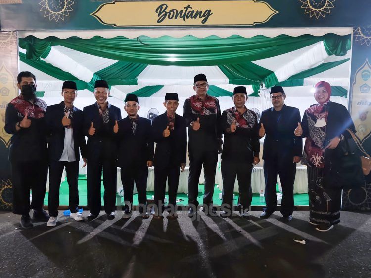 Wali Kota Basri dan kontingan Bontang saat acara penutupan. (Prokompim)