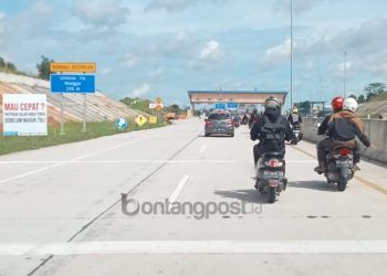 Macet di Jalan Mulawarman, Motor dan Mobil Dialihkan Masuk Tol Balsam