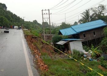 Jalan Poros Samarinda ke Anggana Nyaris Putus, Dua Rumah Roboh