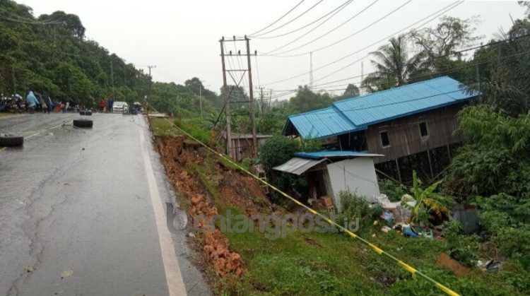 Jalan poros Samarinda alami longsor, dua rumah rusak