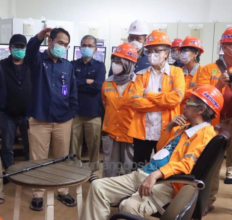 Butet Kartaredjasa (duduk) dan kawan-kawan di ruang kendali Pabrik 5 PKT. (SYAFRIL TEHA NOER)