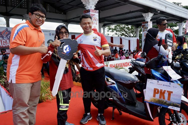 PKT beri bantuan satu unit motor hadiah utama pada kegiatan olahraga bersama peringatan HUT Bhayangkara ke-76 di Bontang