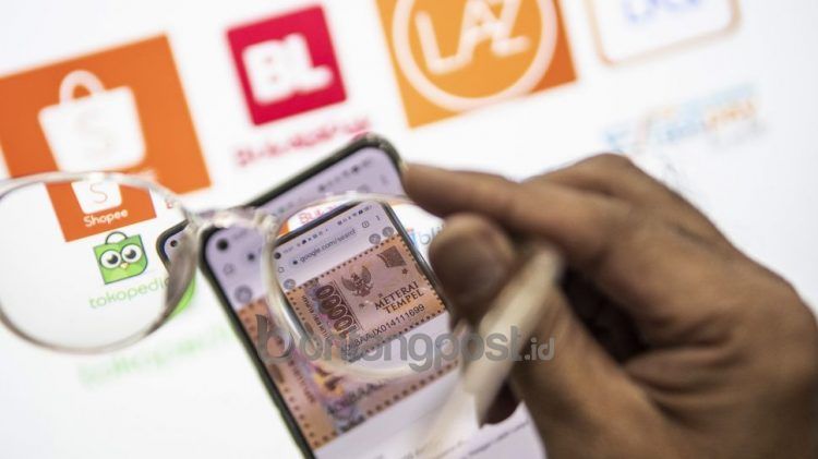 Warga menggunakan perangkat elektronik untuk berbelanja daring di salah satu situs belanja daring. ANTARA FOTO/Muhammad Adimaja