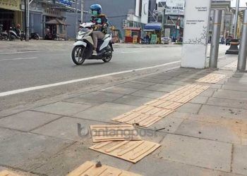 Dikerjakan Asal-asalan, Baru Lima Bulan Trotoar Rusak